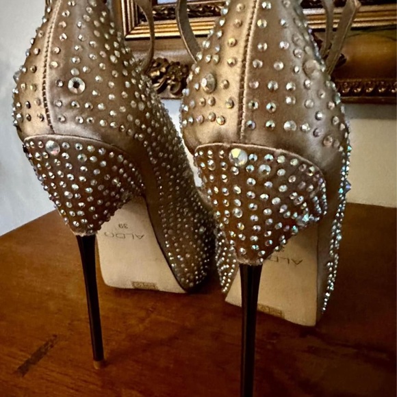 Gorgeous Sparkly Champagne Aldo Stiletto Heels - Fit for a princess! - Picture 3 of 10